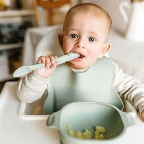 OIP-e1716637918662.jpg Mess Free Meals: A Durable Silicone Bib for Your Little One - Image 1